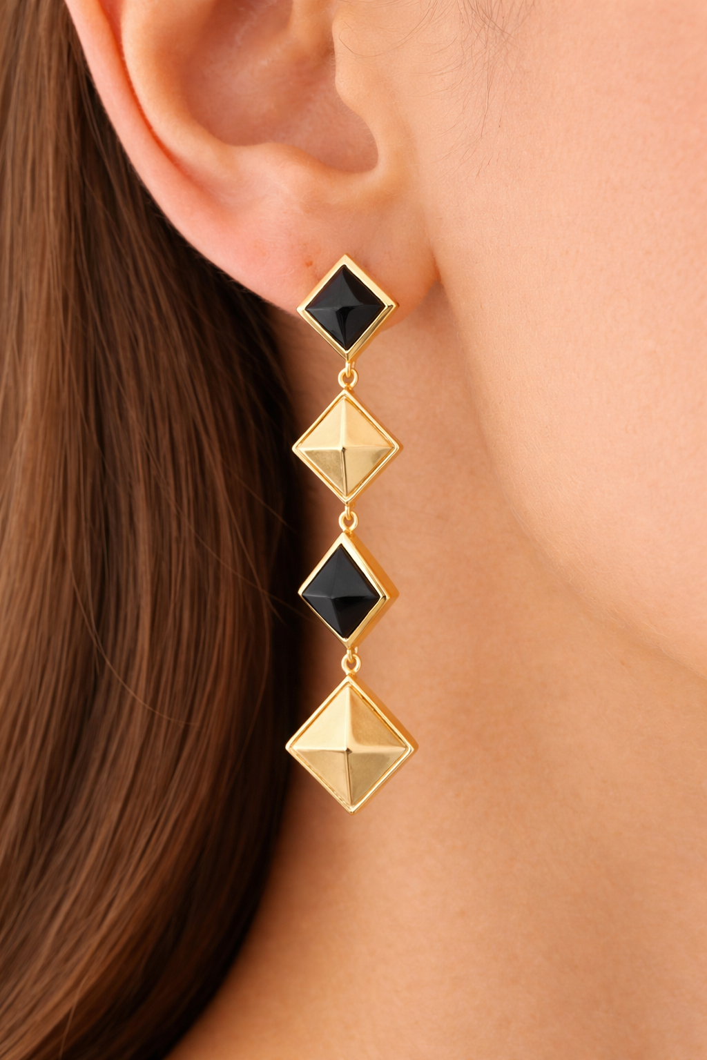 Elegant drop earrings in gold and onyx